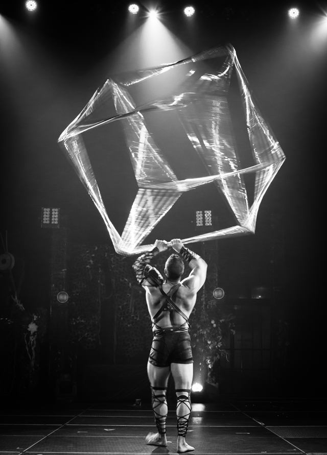 Le cube en équilibre, en noir et blanc